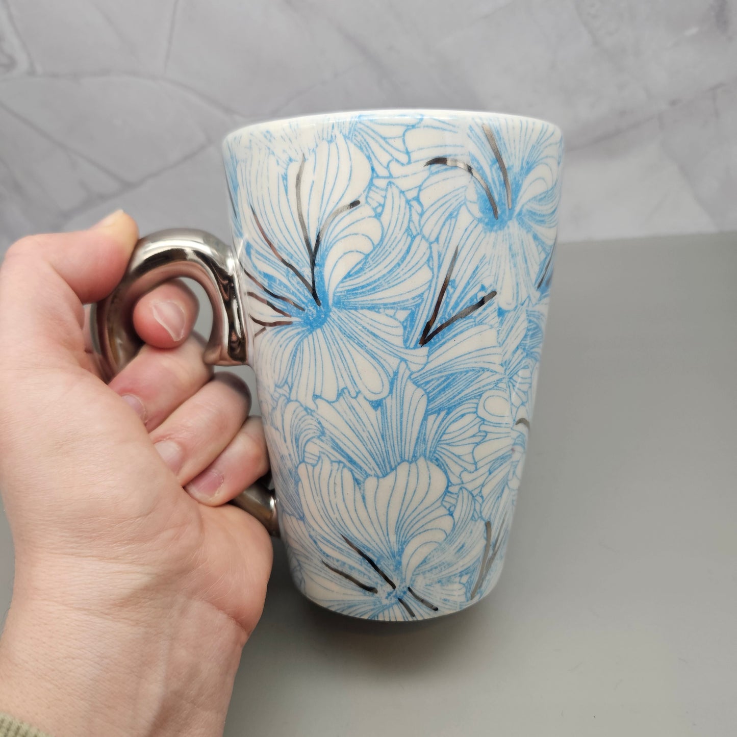 Light blue hibiscus print mug with 22k white gold handle and accents, 14 oz