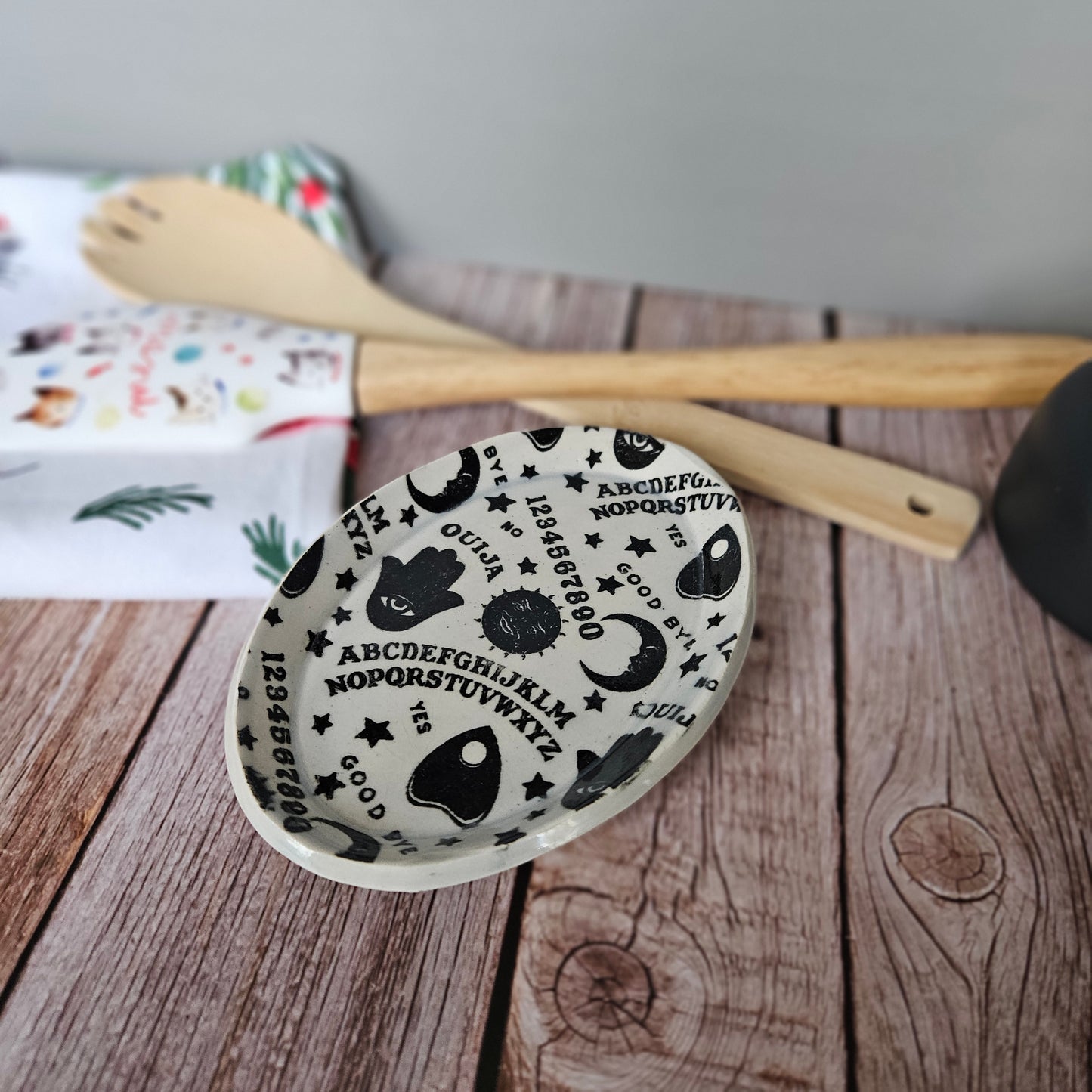 Black and white Ouija board plate