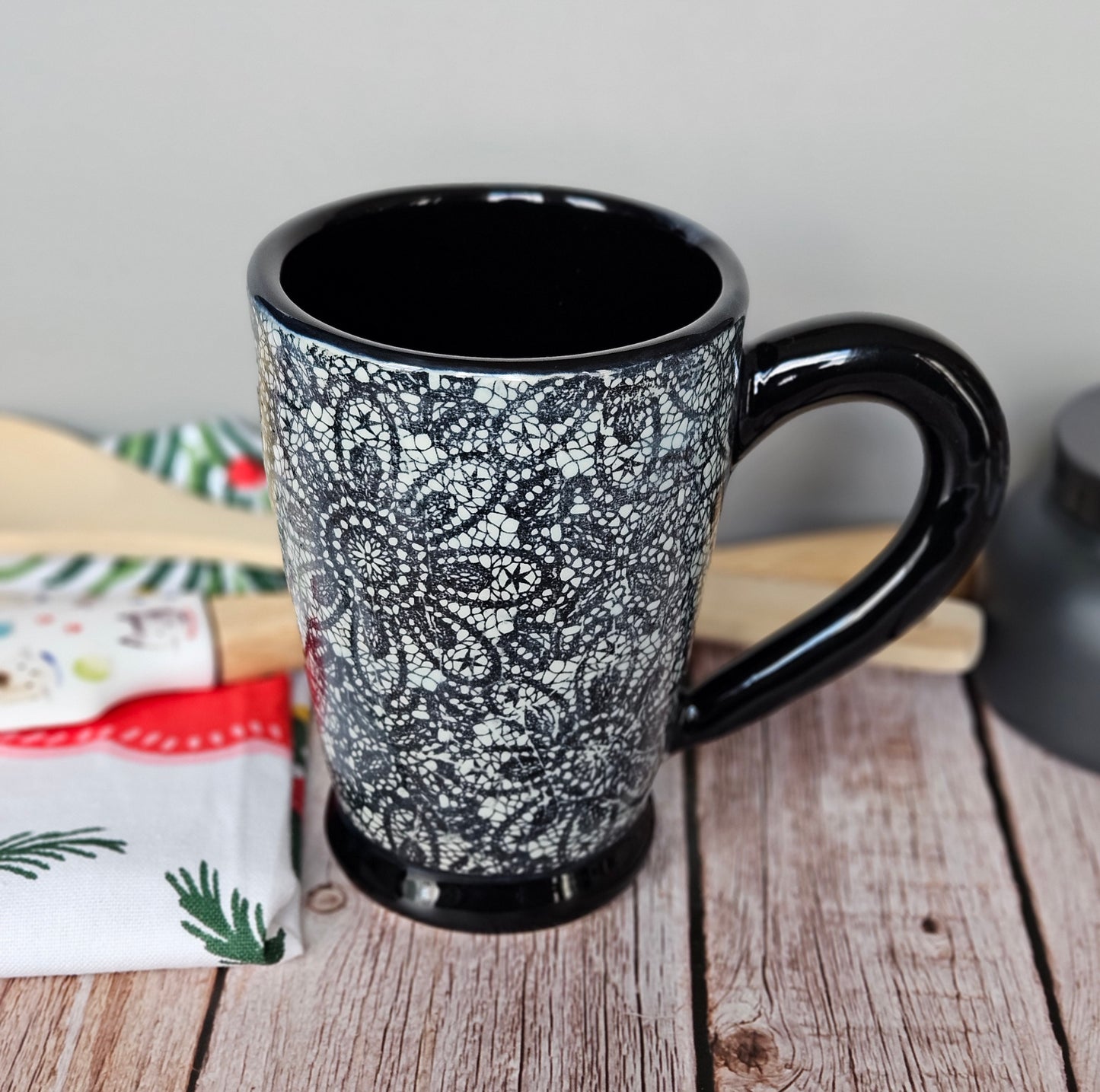 Various lace mugs, 10 oz. with foot