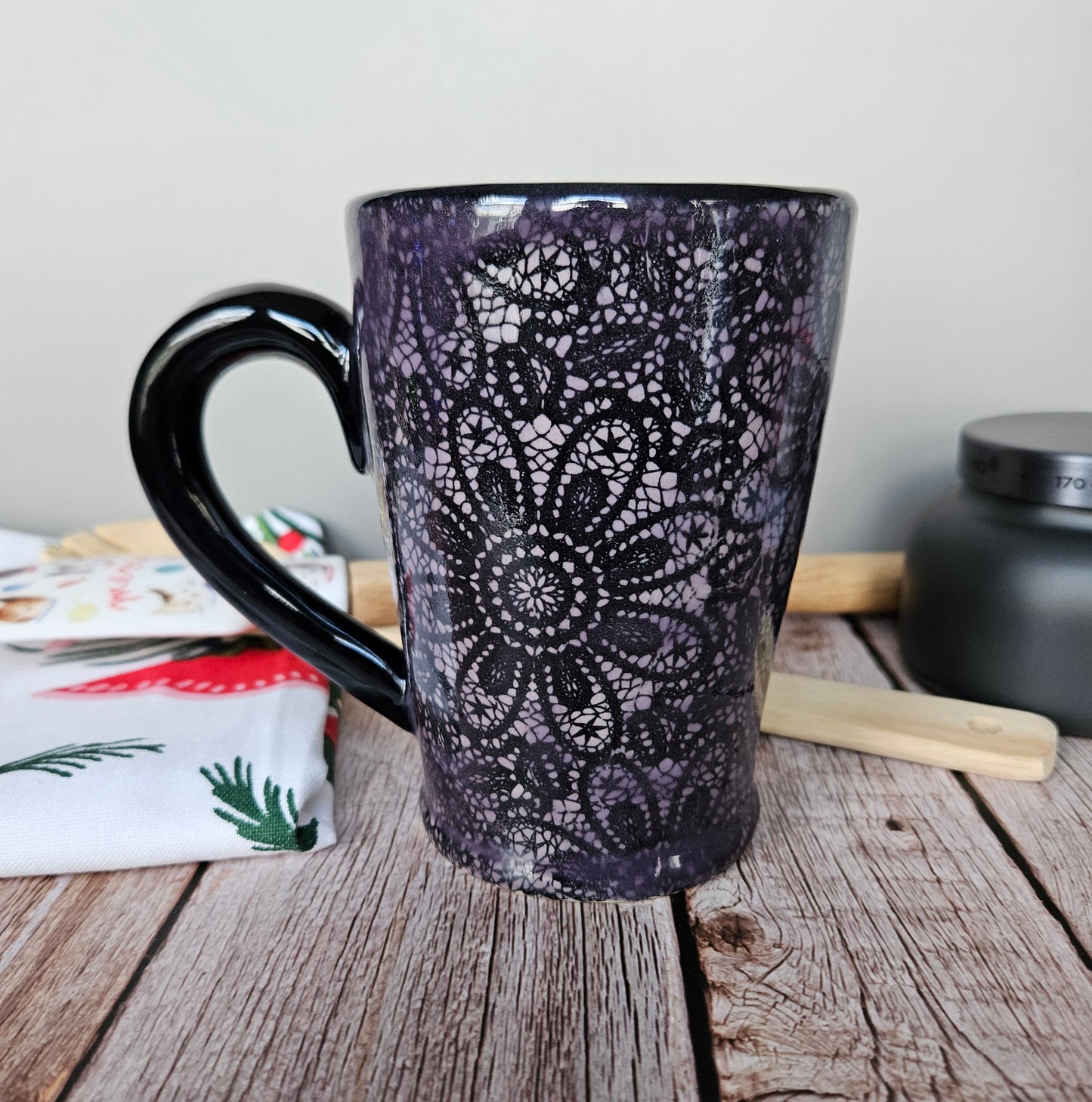 Various lace mugs, 10 oz. with foot